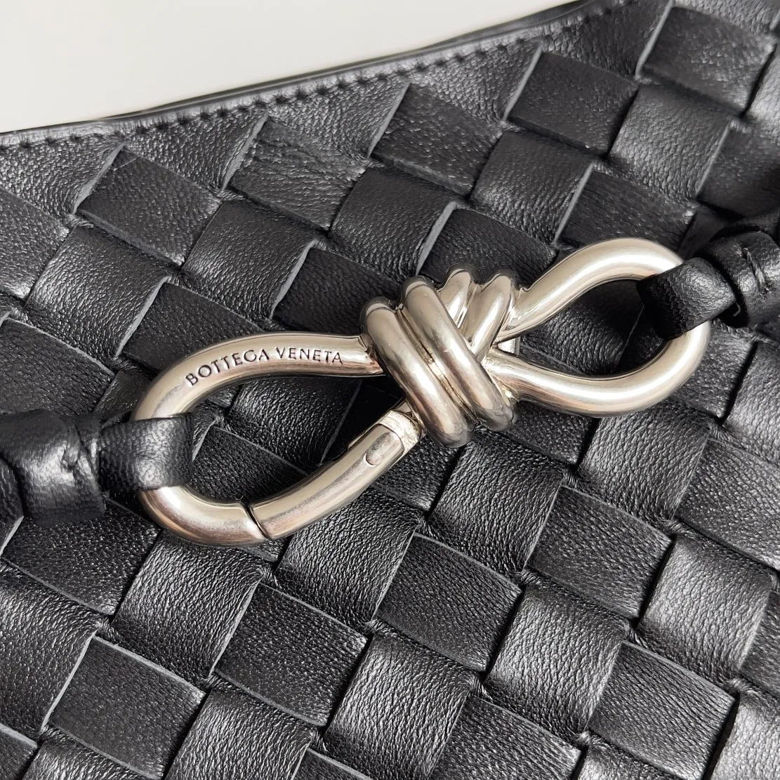 The 2023 new Andiamo batch of 2260 BV has been shipped‼ ️Really popular🔥The new Andiamo woven handbag launched by Bottega Veneta this season is really popular all over the world! ! Celebrities at home and abroad have worn it, and Oscar-winning actress Michelle Yeoh has taken it out on the street. Song Jia, Trai Yara, Yu Feihong, Sanji Ayaka, Rosie Hunting-Whiteley, Yoshioka Riho, etc. have all picked up this bag. It is classic and versatile, showing off its temperament, and the bag capacity is also large, which is very convenient for daily commuting! ! A variety of carrying methods, the shoulder straps can be adjusted by yourself, the original lambskin feels soft and delicate, and the unisex style breaks the gender boundaries and brings a more practical and long-lasting use experience. Andiamo, which has both elegant and casual styles, perfectly interprets the true appearance of "fashionable old money style". Style number: 743572 Size: 32*24*12